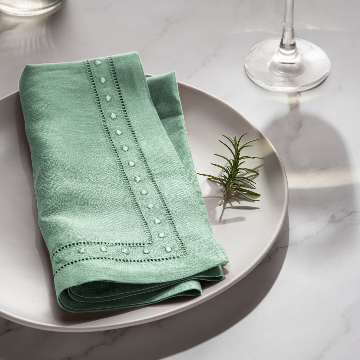 Lintex Walden Green Holiday 14x70 Table Runner with Matching 8 Piece  Napkin Se